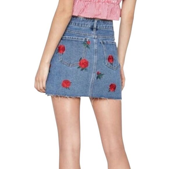 Pacsun Red Rose Embroidered‎ Denim Jean Mini Skirt Raw Hem Size 28 Y2K - Picture 2 of 11